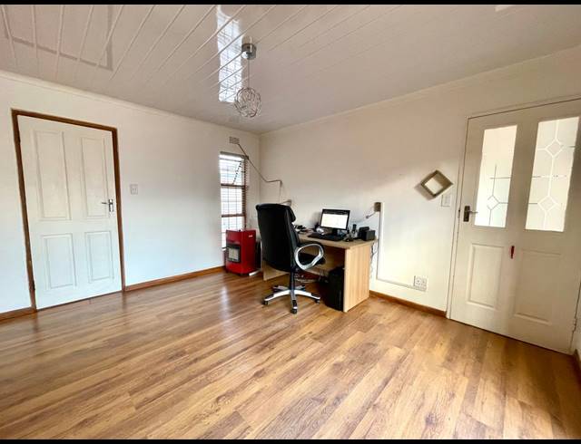 3 bed property to rent in RONDEBOSCH EAST